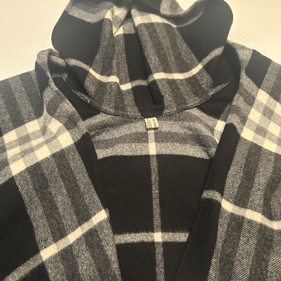 Burberry Plaid Cape with Hood. Bought at London Burberry store - Picture 12 of 12